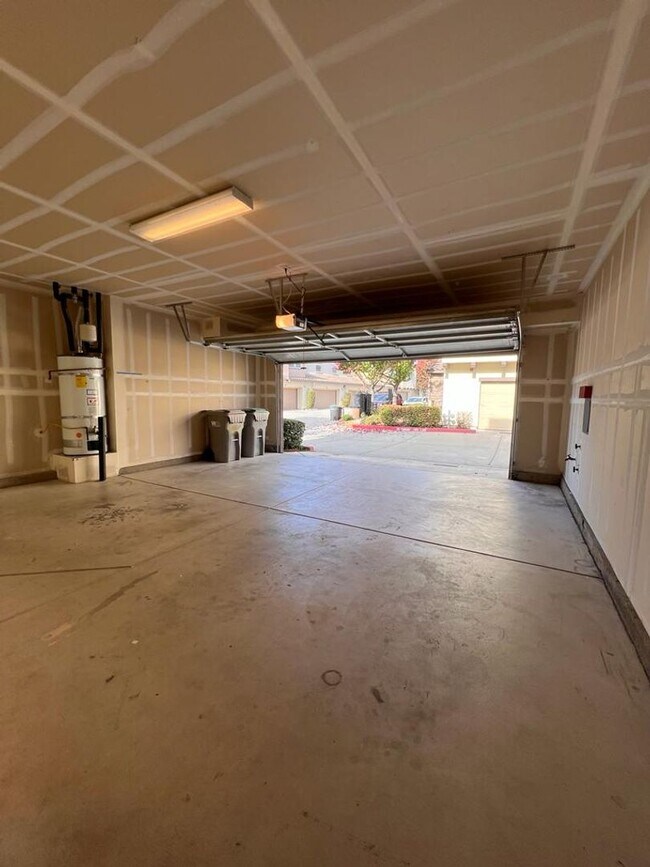 Building Photo - 427 Anchor Ln