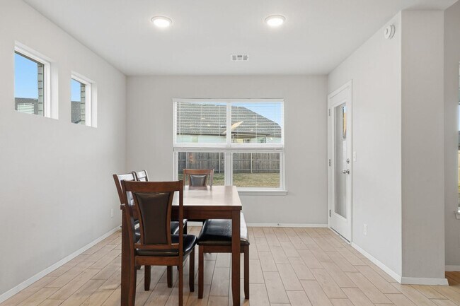 Building Photo - Welcome to this exceptionally well maintained like new home located in the Estates at Morrow Place