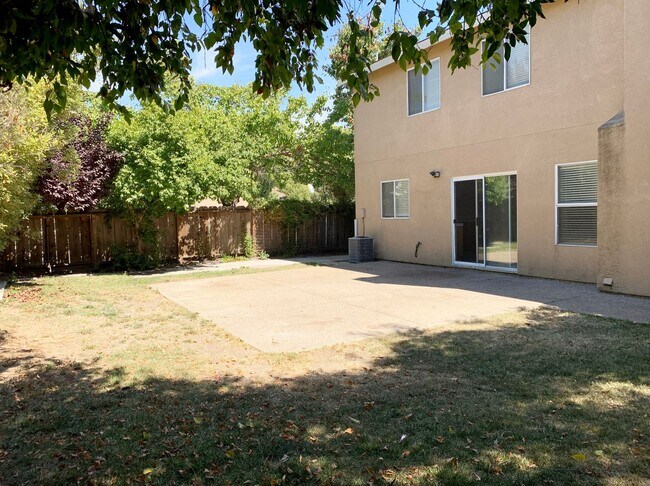 Building Photo - 4 Bedroom Home in Hollister