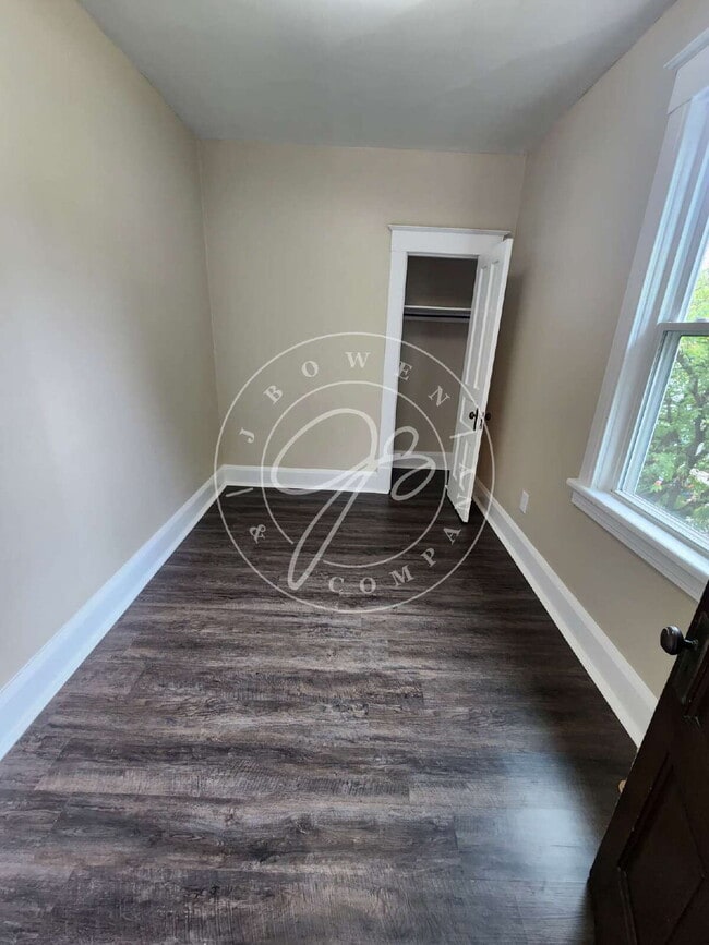 Building Photo - 1 bedroom includes all utilities and appli...