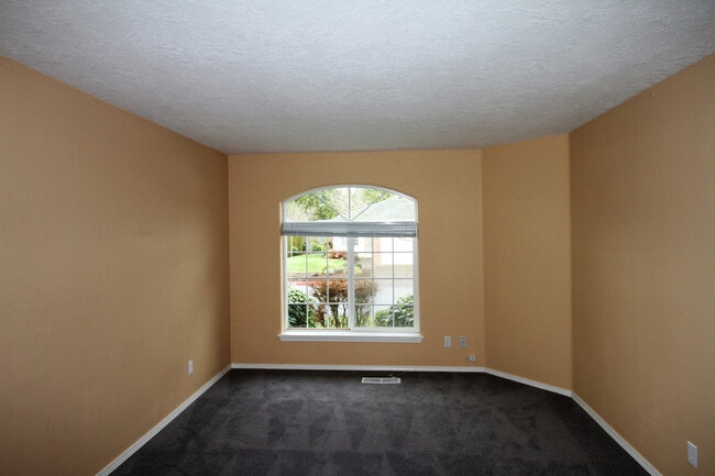 Building Photo - 3bd/2ba With Beautiful Private Fully Fence...