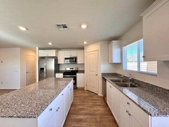 Building Photo - Brand New 3 Bedroom Single Story Home For ...