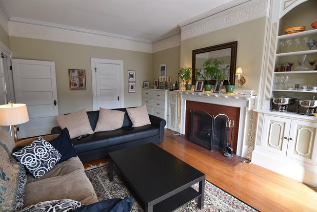 2 br, 1 bath - 1692 Beacon Street 3 - 2 br, 1 bath  - 1692 Beacon Street 3