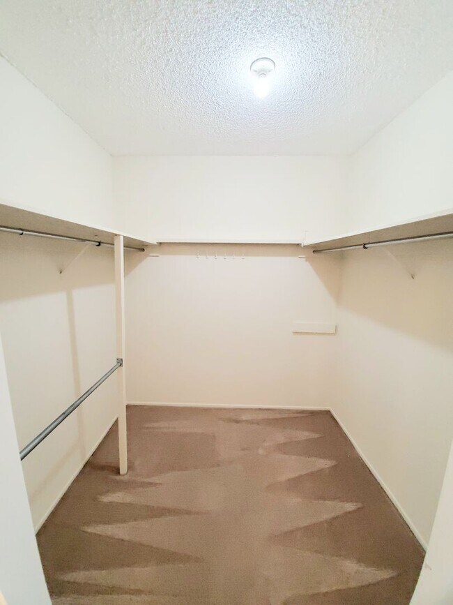 Building Photo - Spacious, sunny Woodlake Condo