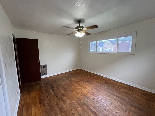 Building Photo - Cute 2 Bedroom House with Hardwood Floors!