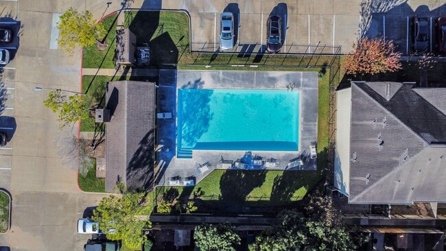 Building Photo - 2002 Gentryside Dr