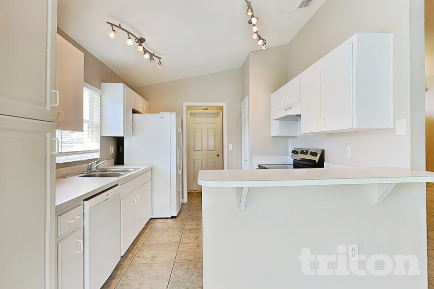 Building Photo - 7641 Manor Dr