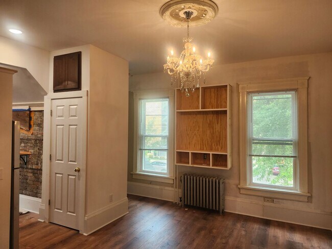 Interior Photo - 121 E Gilman St