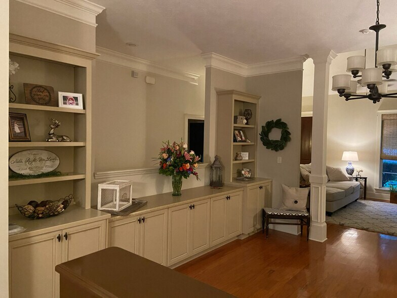 Building Photo - 1002 Mitchell Ln