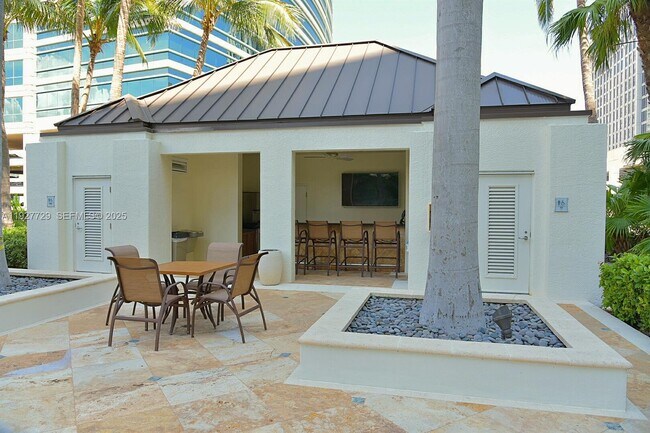 Building Photo - 347 N New River Dr E