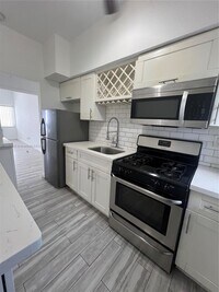 Building Photo - 8135 Crespi Blvd