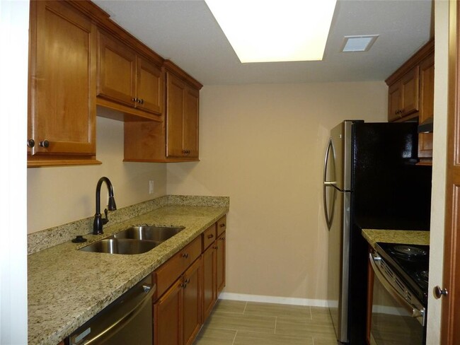 Building Photo - 2224 S Piney Point Rd