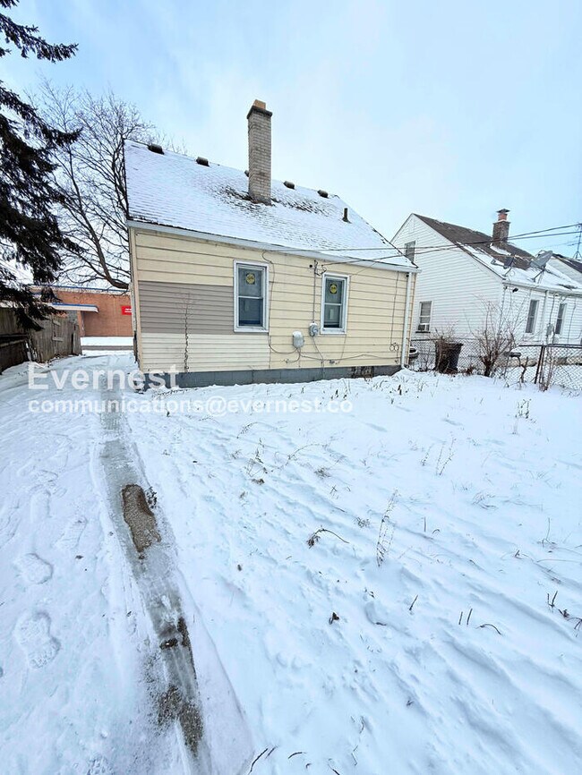 Building Photo - 18640 Sherwood St