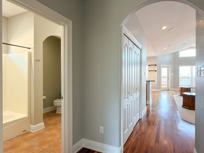 Building Photo - 2572 Gulf Breeze Ave