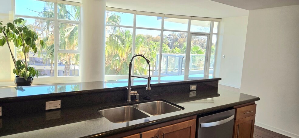 Building Photo - 411 W Seaside Way