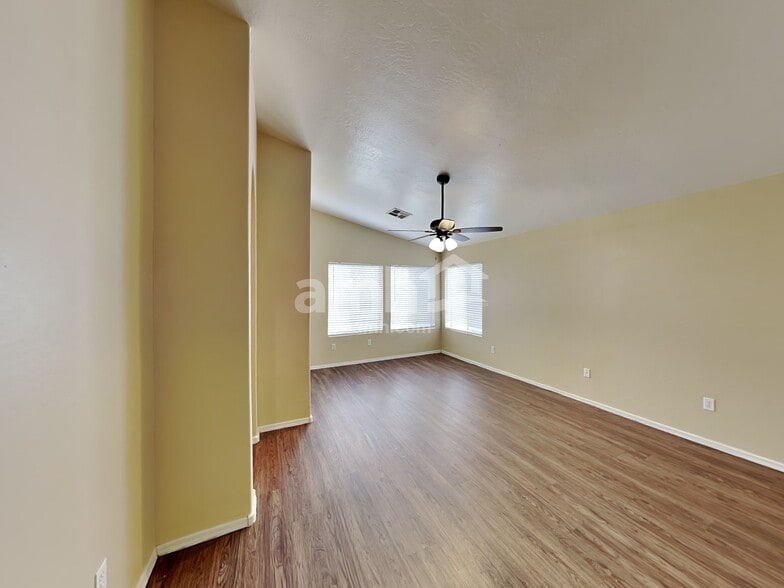 Building Photo - 7515 E Medina Ave