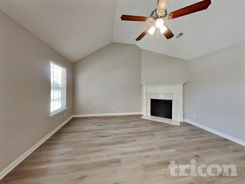 Building Photo - 2121 Montgomery Ln