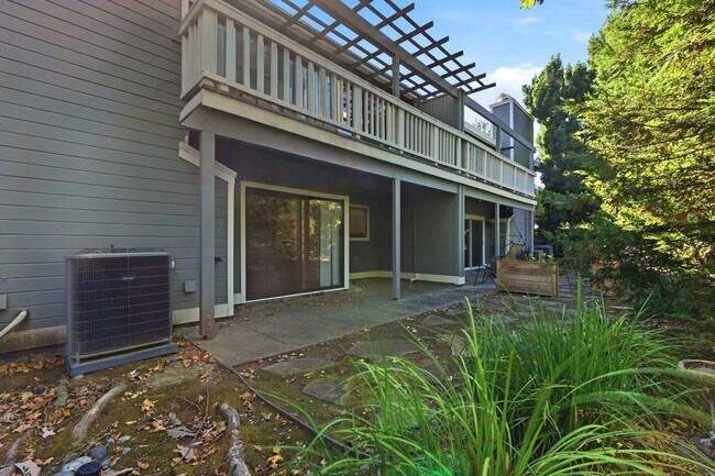 Building Photo - 320 Grapevine Pl