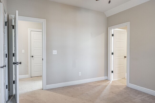 Building Photo - 445 N May St