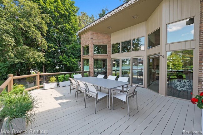 Building Photo - 3333 W Shore Dr