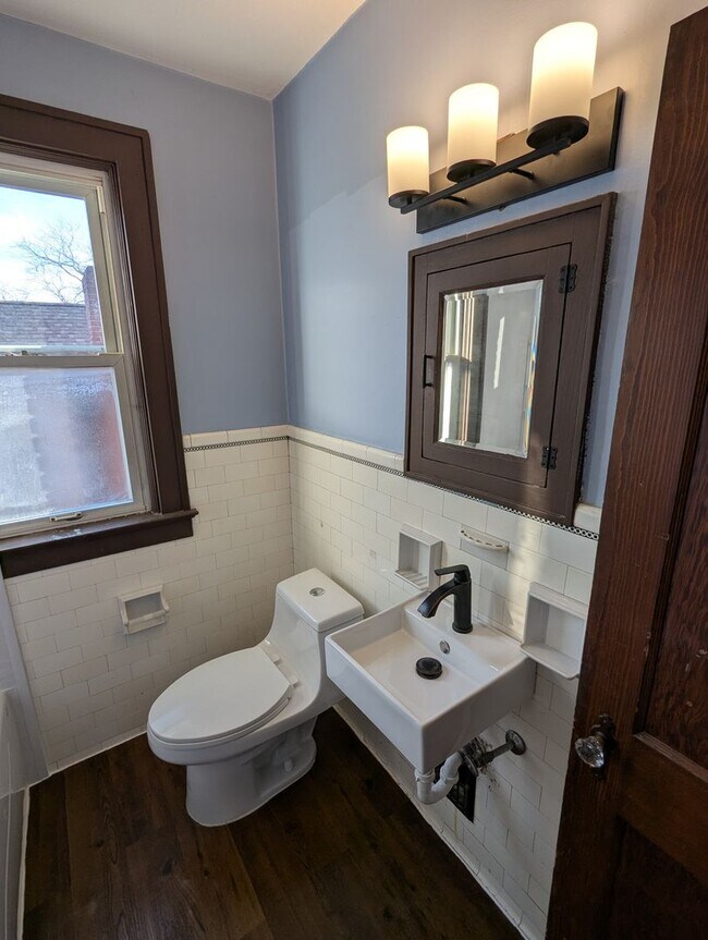 Building Photo - 3 Bedroom 1.5 Bathroom House (Greenfield)