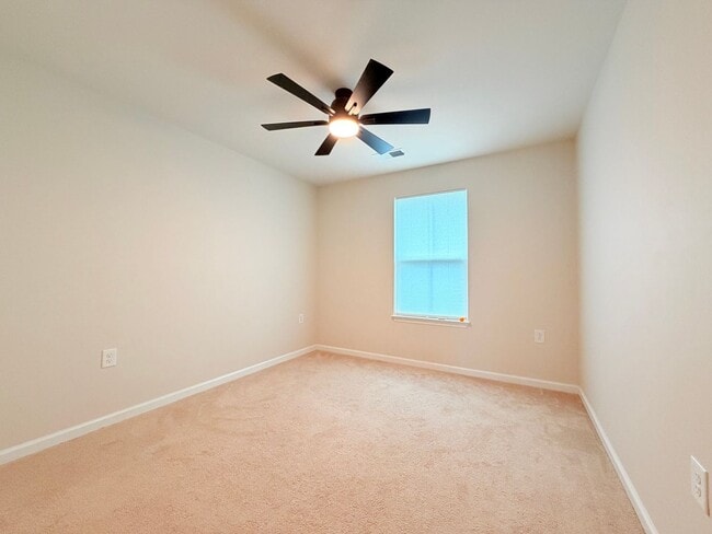 Building Photo - Like New Townhome!
