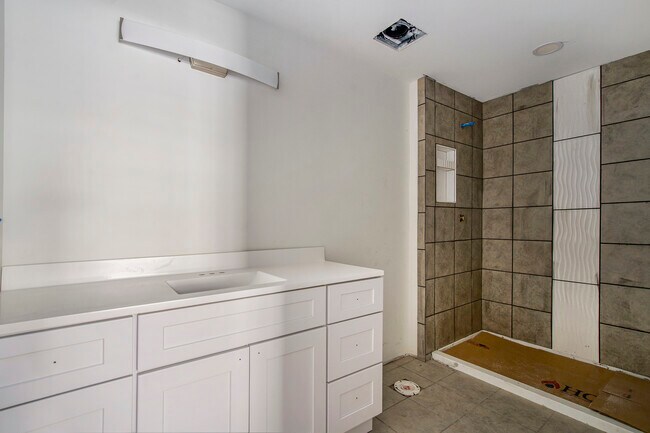 Building Photo - 624 Spring