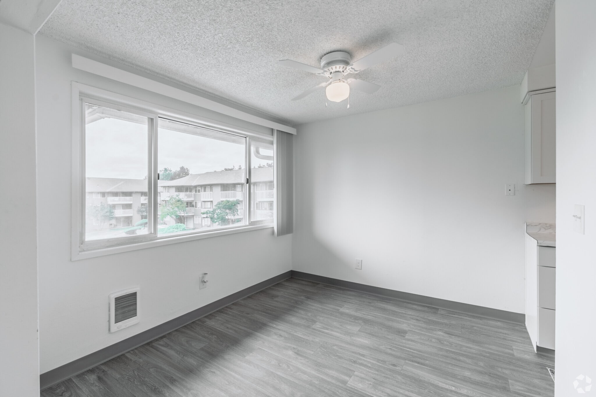 2BR, 1BA - 980SF - Dining Room - Bluffs at Evergreen