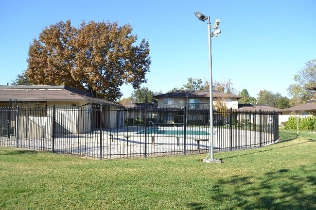 Building Photo - Spacious 2-Bedroom Condo