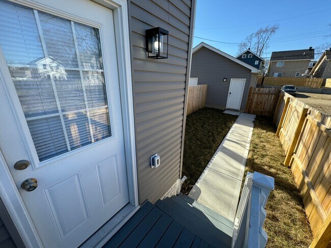 Building Photo - 2 Bedroom - Weiland Park
