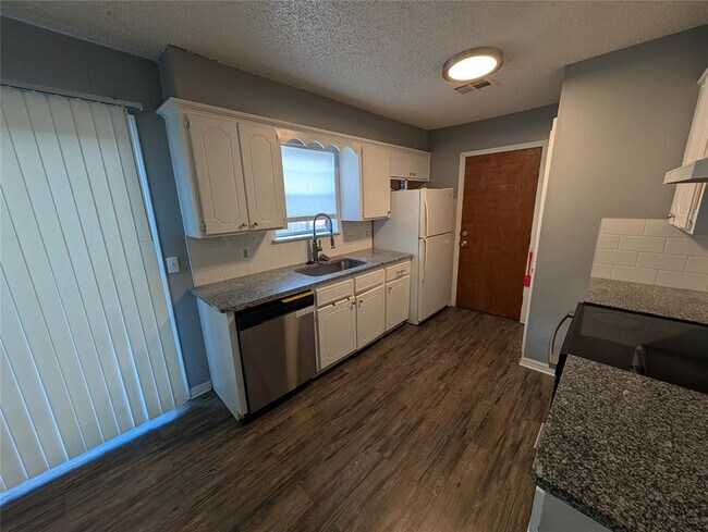 Building Photo - 122 Crystal Cir