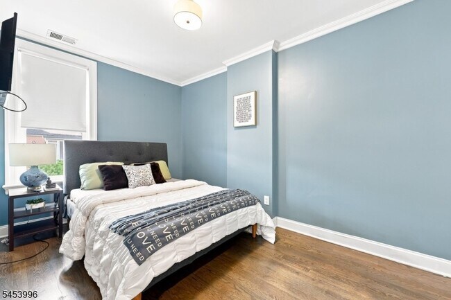 Building Photo - 64 Montague Pl