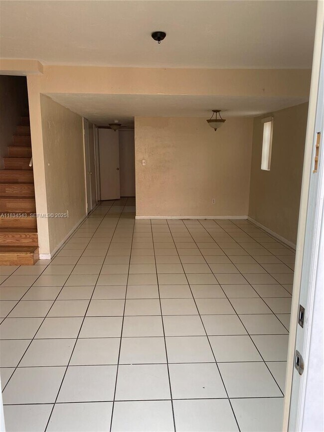 Building Photo - 10901 N Kendall Dr