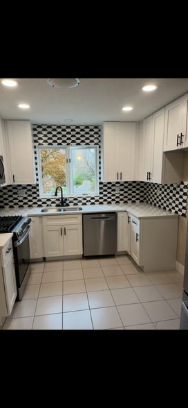 Building Photo - 573 Maple Sq