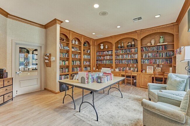 Building Photo - 118 Robindale Cir