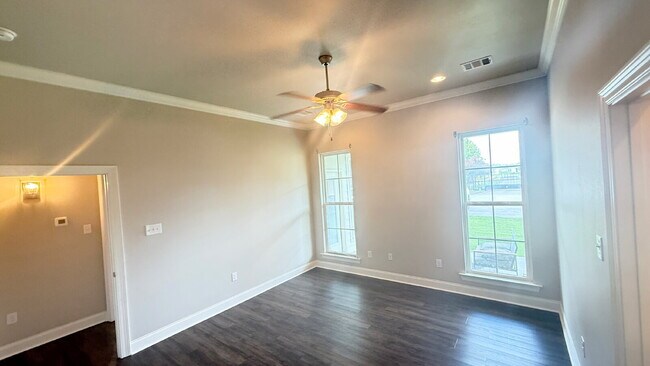 Building Photo - "Charming 3-Bed Townhouse Retreat with 2.5...