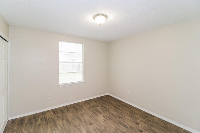 Building Photo - 3883 Winwood Dr