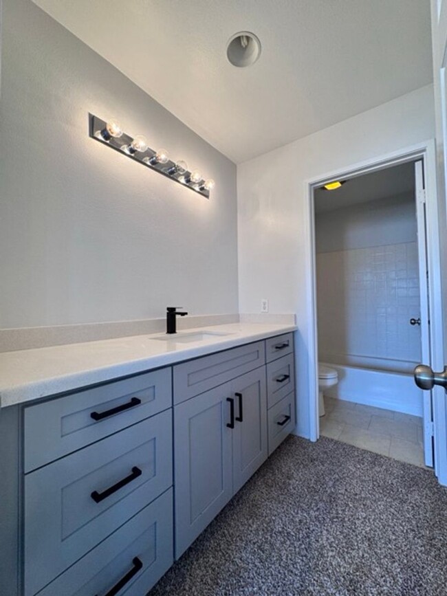 Building Photo - Spacious 4 Bedroom Home with a loft AND bo...