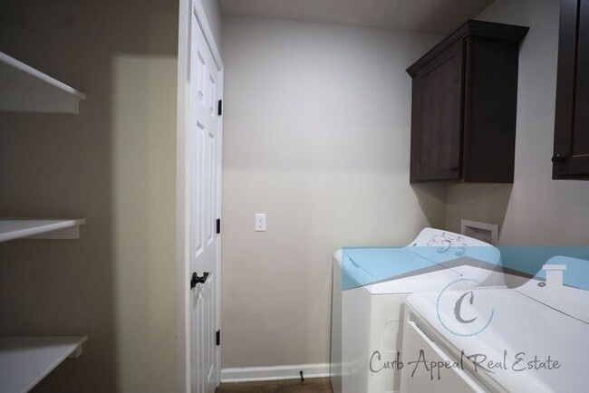 Building Photo - Move in special $800!! Luxury 2 bed, 1 bath duplex - recent construction!! Washer, dryer and inte...