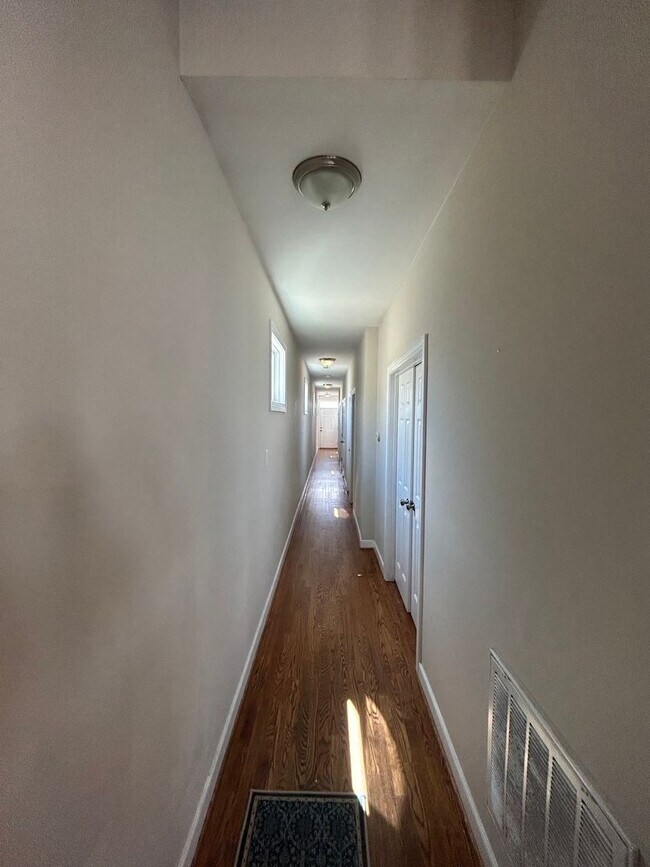 Building Photo - 1517 W Cary St