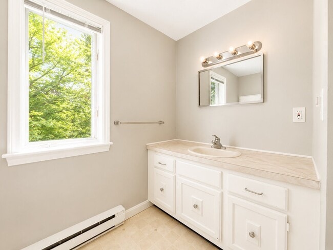 Building Photo - 9 Oakview Dr