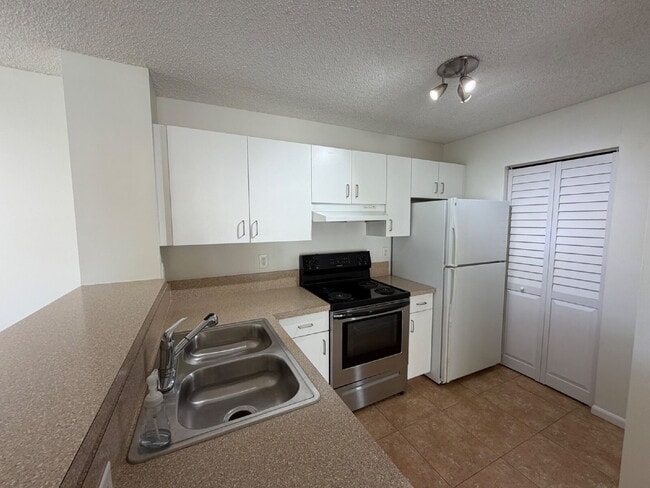 Building Photo - End unit with private side entrance!
