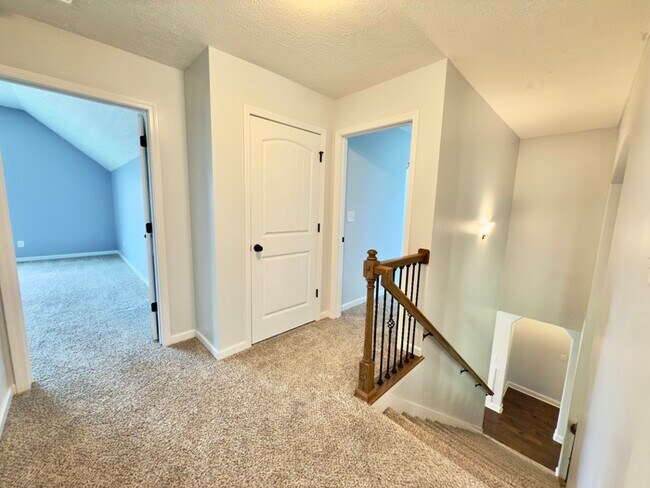 Building Photo - 532 Larkspur Dr