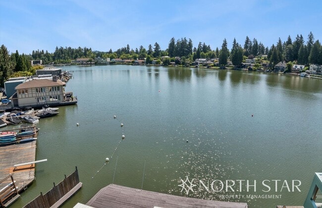 Building Photo - Newly renovated stunning lakefront home.