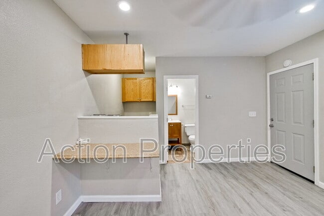 Building Photo - 1043 Henderson Ave