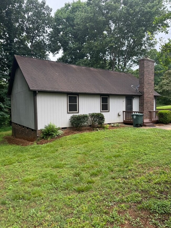 Building Photo - Bright & Charming 3BR Ranch Home in Newton – Vaulted Ceilings & Large Deck
