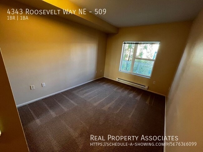 Building Photo - 4343 Roosevelt Way NE