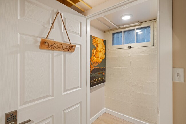 Building Photo - 810 W Lewis St