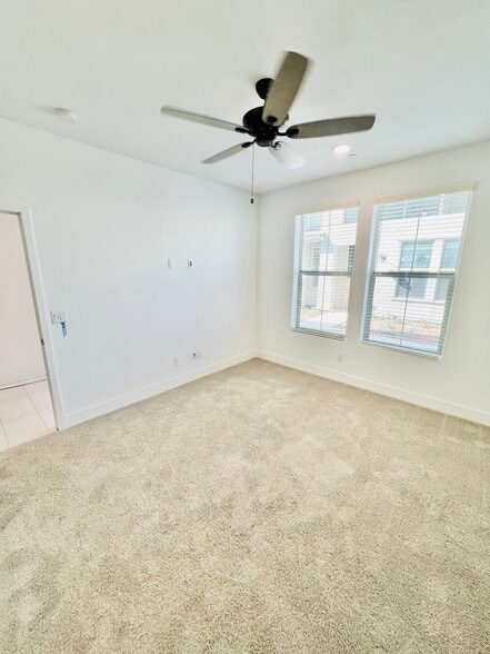 Building Photo - 2821 E Tamarind Dr