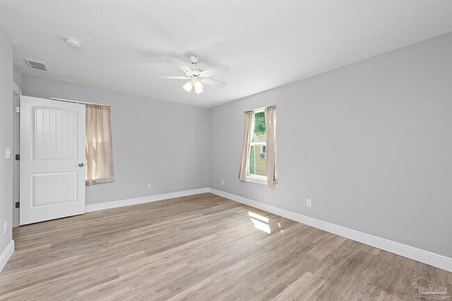 Building Photo - 3611 Stonewall Ave